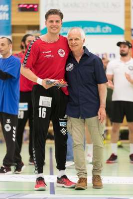  Der Handball-Abend stand auch im Zeichen von Trainer- und Spielerverabschiedungen. Foto: Michi Mahrer