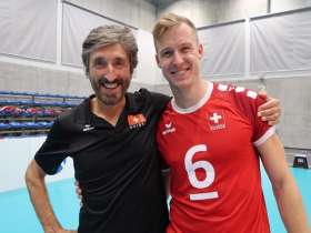 Nationaltrainer Mario Motta (links) und Teamkapitän Reto Giger freuen sich über die erreichte EM-Qualifikation. Foto: Regula Rügge