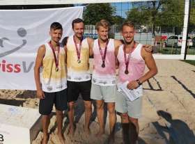 Kilian Kasper (zweiter von links) und Tinko Schnegg (links) holten Gold, Marc Müller (dritter von links) und Lucien Gut gewannen die Bronzemedaille. Foto: zVg
